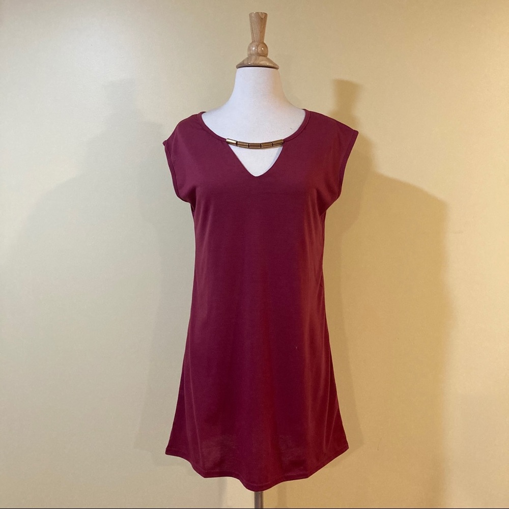 Keyhole Necklace Shift Dress Burgundy - Picture 4 of 7